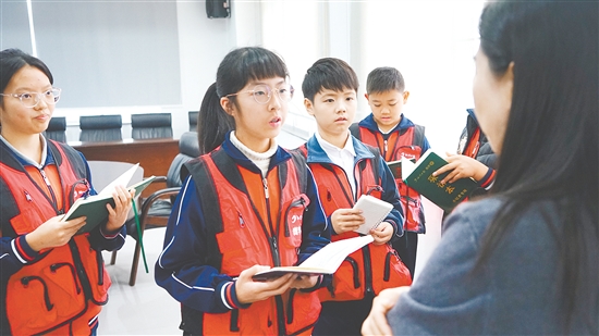 模擬采訪環(huán)節(jié)，小記者們勇敢提問。