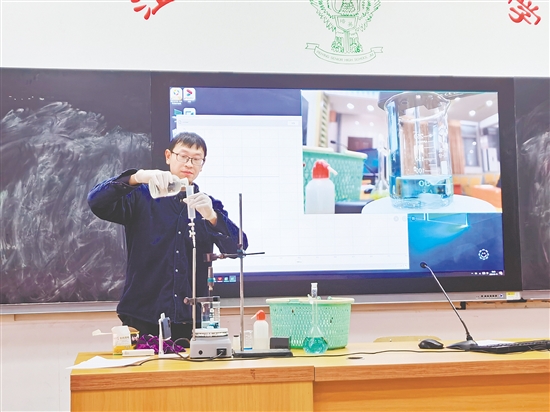 研討會上，老師分享應(yīng)用案例。