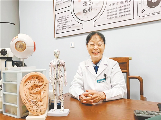 黎小妮在江門(mén)愛(ài)爾新希望眼科醫(yī)院繼續(xù)行醫(yī)。