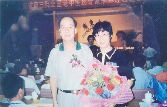 黎小妮與其父親的合影。