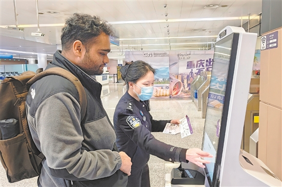 在重慶江北國際機(jī)場，重慶出入境邊防檢查總站民警幫助入境的新加坡旅客填寫入境信息。新華社發(fā)