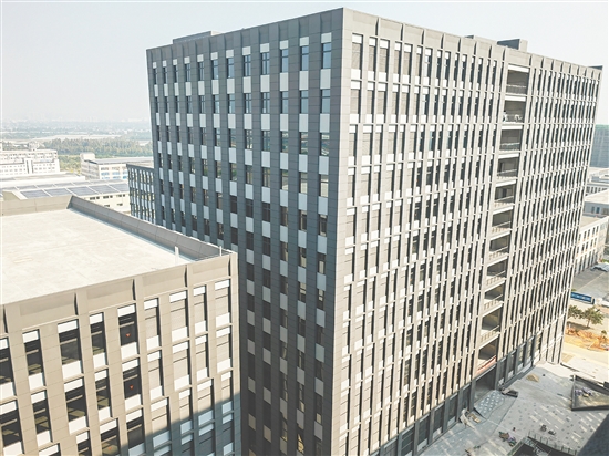 新會區(qū)高標(biāo)準(zhǔn)規(guī)劃建設(shè)人工智能與機(jī)器人特色產(chǎn)業(yè)功能區(qū)，江門首個機(jī)器人產(chǎn)業(yè)園——鵬廈機(jī)器人智造園已順利竣工。