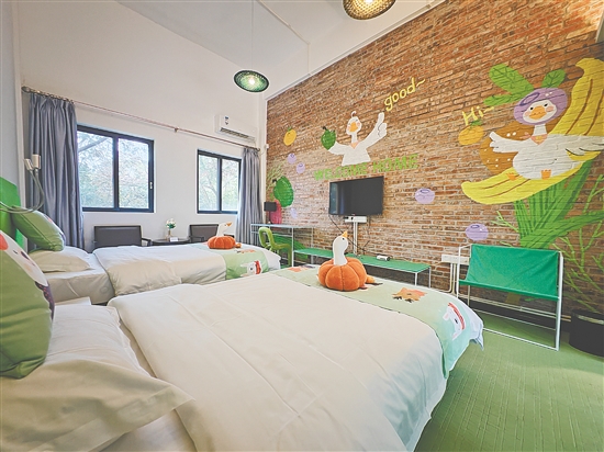 古井鎮(zhèn)積極盤活閑置資源、引入社會資本，將百年僑校改造升級為特色民宿酒店。