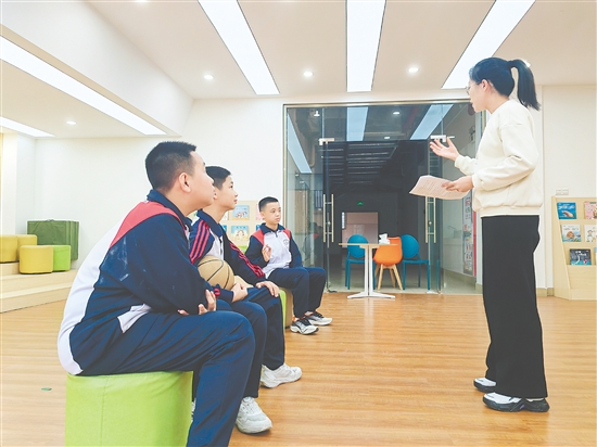 新會區(qū)中小學(xué)嚴(yán)格落實(shí)心理健康教育課程，不少學(xué)校組建心理社團(tuán)，深受學(xué)生歡迎。