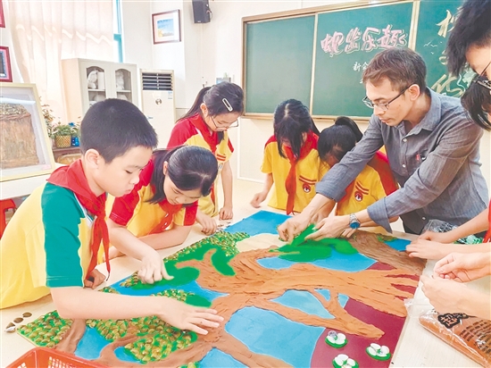 睦洲小學(xué)開展特色蜆殼畫課程，與“榕樹文化”相結(jié)合，培養(yǎng)學(xué)生愛鄉(xiāng)之情。