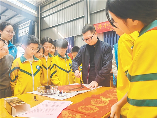 揮春活動(dòng)深受學(xué)生喜愛。