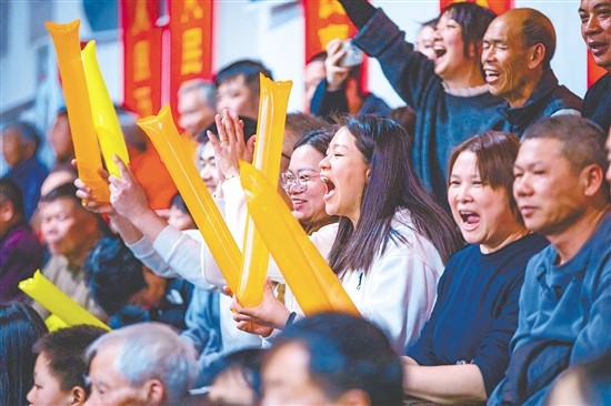 精彩比賽點燃全場觀眾激情，現(xiàn)場加油聲不斷。