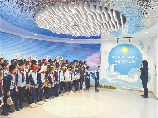 “場(chǎng)館里的思政課”實(shí)踐活動(dòng)堅(jiān)持“知行合一、館校聯(lián)動(dòng)”理念，推動(dòng)思政教育從課堂講授向?qū)嵺`體驗(yàn)延伸。