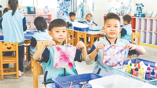 大江鎮(zhèn)中心小學(xué)引入大江傳統(tǒng)點(diǎn)心、編織、刺繡、扎染、紅木工藝、縫紉、皮影戲等非遺項(xiàng)目，構(gòu)建“課程化、常態(tài)化、特色化”的非遺傳承與育人體系。