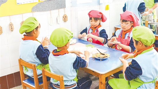 該校還實(shí)施分層教學(xué)，讓不同年齡段、不同興趣的學(xué)生都能找到適合自己的學(xué)習(xí)切入點(diǎn)。