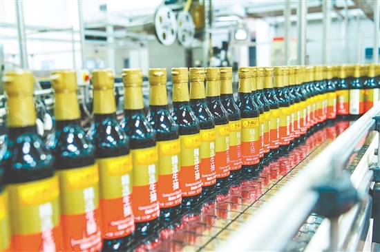 李錦記將先進(jìn)技術(shù)融入生產(chǎn)，確保每一滴醬油的色、香、味、質(zhì)均達(dá)標(biāo)。