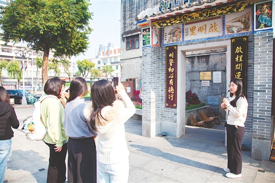 探訪團走進啟明里，感受僑鄉(xiāng)文脈與商業(yè)活化的雙向賦能。