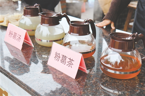 共和粉葛節(jié)活動現(xiàn)場展示了粉葛湯、粉葛茶、葛根面等“鶴山粉葛”相關產品。
