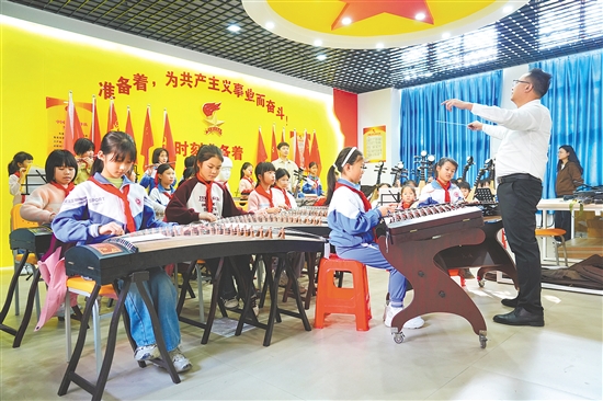 址山鎮(zhèn)址山小學(xué)成立民樂團(tuán)，設(shè)置弦樂、彈撥、吹管、打擊樂4個聲部，涵蓋二胡、琵琶、古箏、笛子、揚(yáng)琴、中阮等10余種樂器，滿足不同學(xué)生的學(xué)習(xí)需求。