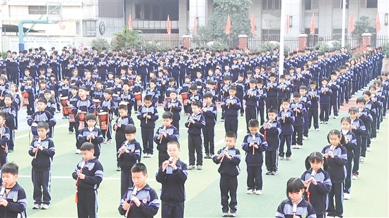 千余名學(xué)生合奏《龍的傳人》，用音符編織校園藝術(shù)旋律。