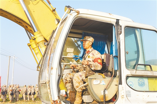 江門民兵熟練運(yùn)用土木工程技能支援水利工程建設(shè)。