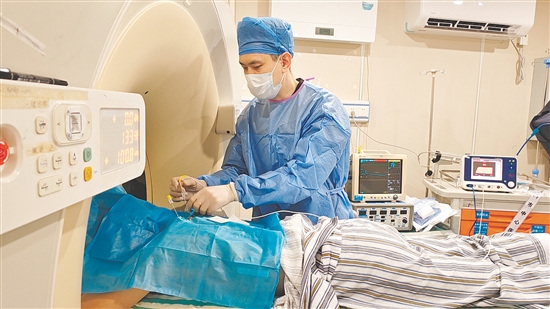 醫(yī)生正在為患者進(jìn)行手術(shù)。