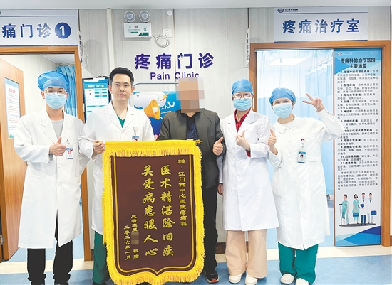 術(shù)后，小林的家人為醫(yī)護(hù)人員送上錦旗。