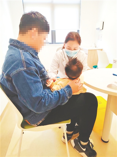 兒科醫(yī)生為諾如病毒患兒檢查身體情況。