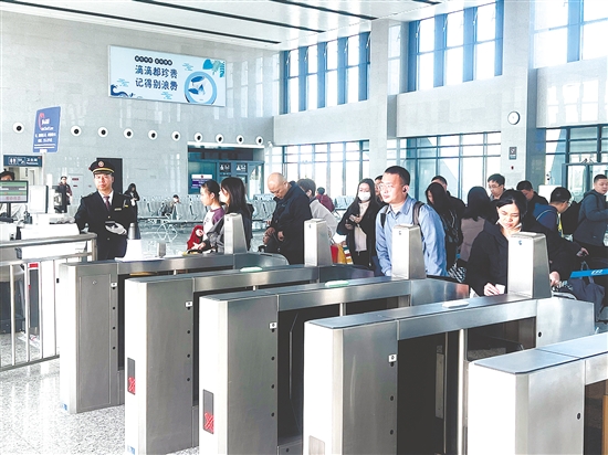 恩平與香港之間實(shí)現(xiàn)高鐵雙向直達(dá)，為人員往來、經(jīng)貿(mào)交流構(gòu)筑起一條高效便捷的交通通道。