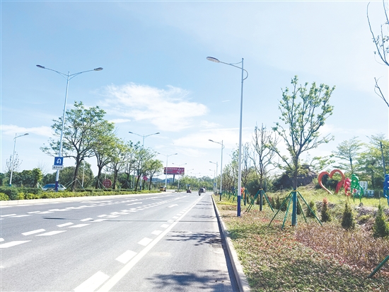 恩平市完善關鍵節(jié)點道路兩側綠化、照明、交通標識等配套設施，道路風貌得到顯著提升。