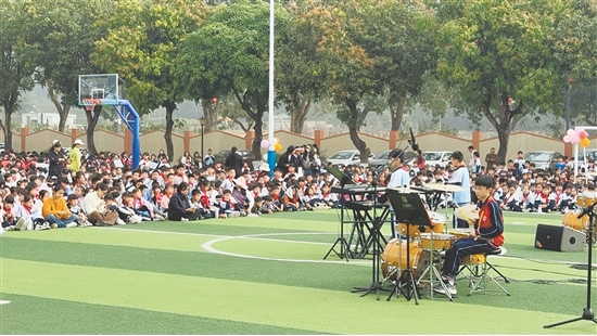 樂隊合奏、古箏與薩克斯獨奏、爵士鼓與架子鼓表演、童聲獨唱與合唱、集體舞蹈、歌舞串燒等節(jié)目輪番上演，學生們在草坪上盡情展示才藝。