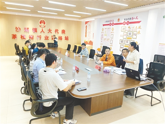 人大代表們在聯(lián)絡站召開會議，為茶枝柑產(chǎn)業(yè)發(fā)展建言獻策。