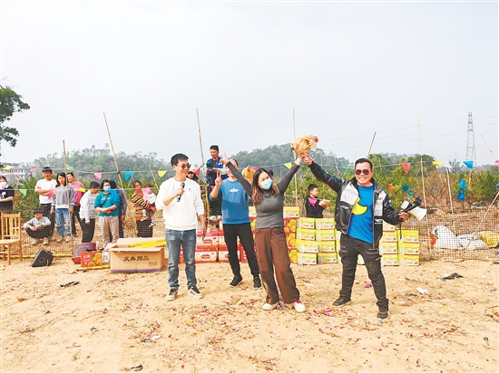 東成鎮(zhèn)某沃柑種植場在果園內(nèi)開展鄉(xiāng)村游園活動。