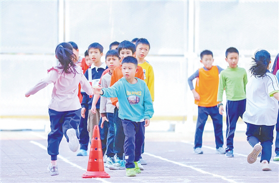 寒假開始前，我市各小學(xué)舉辦了形式多樣的散學(xué)典禮活動。