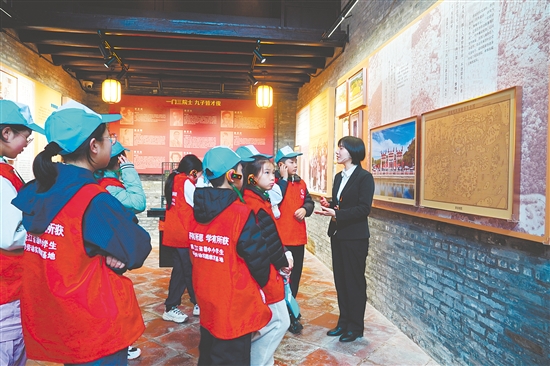 七臺(tái)河“冠軍寶寶”參觀梁?jiǎn)⒊示樱⒑嫌傲裟睢? alt=