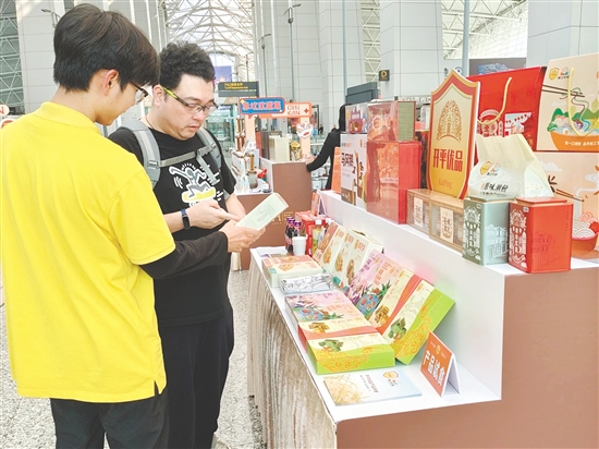 “開平優(yōu)品”一眾特色好物驚艷亮相，讓往來(lái)旅客在啟程與抵達(dá)間，提前與開平的年味與溫情相遇。