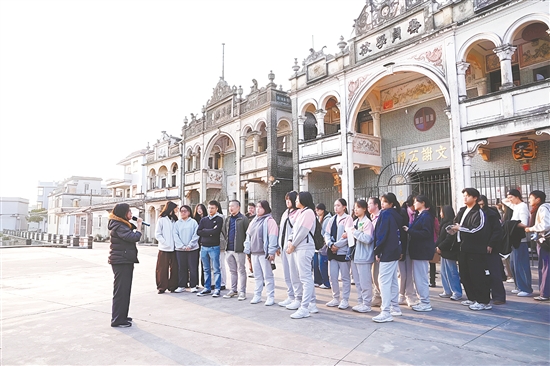 活動中，澳門江門青年會聯(lián)合澳門旅游大學等6家院校的百余名師生走進開平，“沉浸式”探索僑鄉(xiāng)文化傳承與鄉(xiāng)村振興的創(chuàng)新路徑。