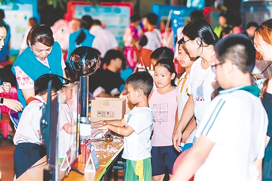 第七屆江門科普嘉年華開平分會(huì)場暨全國科普月主場活動(dòng)成為系列科普活動(dòng)的核心亮點(diǎn)。