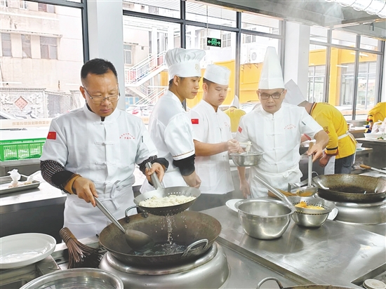 餐飲從業(yè)者和職校師生大膽革新，制作出既符合現(xiàn)代家庭需求，又蘊(yùn)含新春美好寓意的“快手”年夜飯。