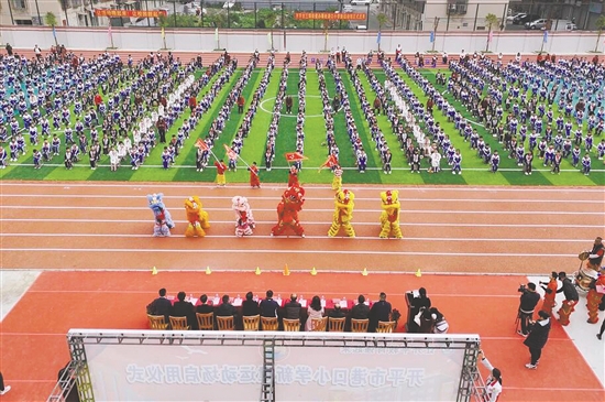 港口小學(xué)運(yùn)動(dòng)場(chǎng)煥然一新。