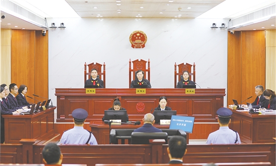 許國(guó)俊貪污、挪用公款案庭審現(xiàn)場(chǎng)。