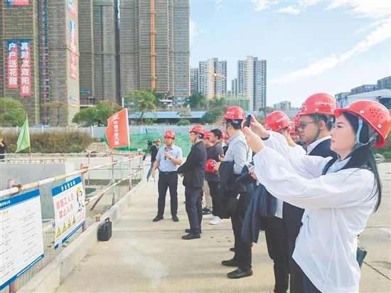 新會(huì)區(qū)政協(xié)組織港澳委員到國(guó)道G240線新會(huì)會(huì)城至牛灣段改建工程僑興南隧道調(diào)研。