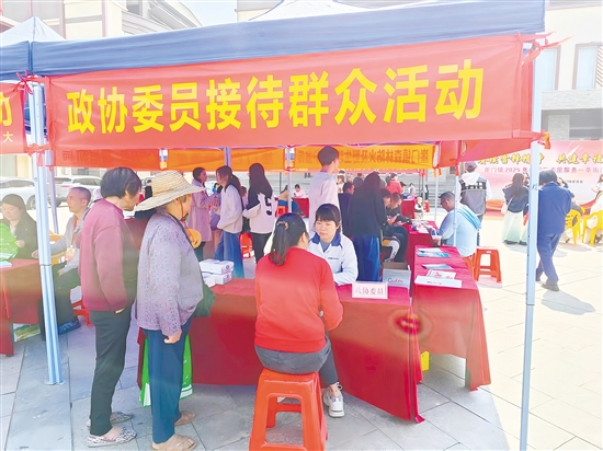新會(huì)區(qū)政協(xié)崖門鎮(zhèn)聯(lián)絡(luò)組組織委員在崖門文化中心設(shè)攤接訪群眾。