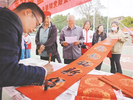 大鰲街坊積極參加活動(dòng)，免費(fèi)領(lǐng)取自己心儀的春聯(lián)。