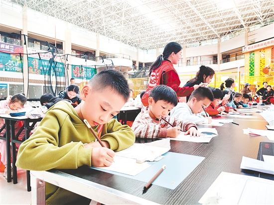 現(xiàn)場，選手們凝神靜氣、端坐執(zhí)筆。