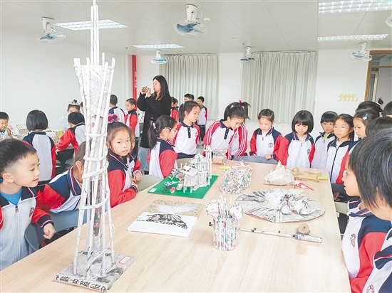 同學(xué)們發(fā)揮創(chuàng)意，讓廢舊報(bào)紙重獲“新生”。