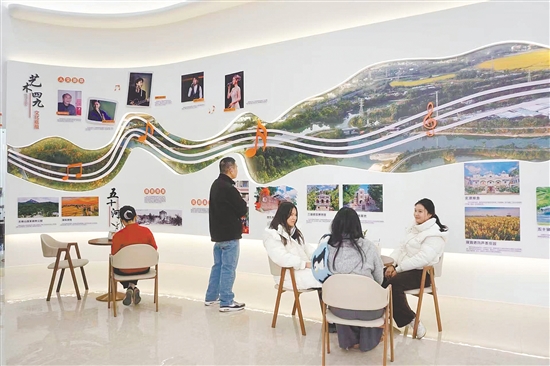 四九鎮(zhèn)新建成的圩鎮(zhèn)客廳集休閑、文藝、觀光、服務(wù)等功能于一體，深受群眾喜歡。