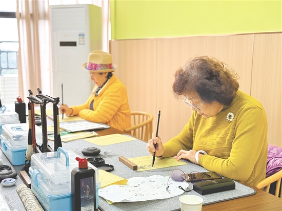 三合鎮(zhèn)憑借優(yōu)質(zhì)資源吸引不少“候鳥一族”前來旅居。