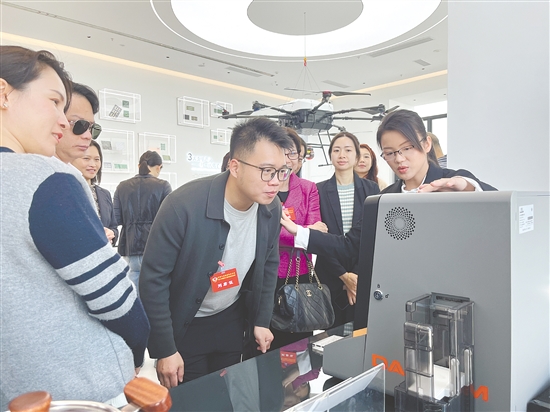 海外僑胞代表在高新江海產(chǎn)業(yè)共享展廳參觀體驗(yàn)江門企業(yè)的創(chuàng)新成果。