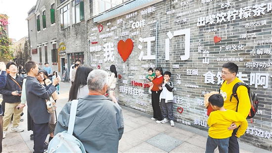 代表、委員表示，提升城市品質(zhì)，要厚植城市美學(xué)理念，堅(jiān)守傳統(tǒng)文化根脈。啟明里的升級改造是其生動案例，深受市民游客喜歡。