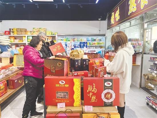 消費者在超市選購江門臘味。