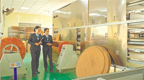 農(nóng)行江門分行工作人員把金融服務(wù)送到企業(yè)。