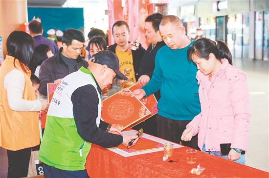 雅瑤服務(wù)區(qū)設(shè)置的傳統(tǒng)文化體驗(yàn)區(qū)吸引了眾多旅客駐足。