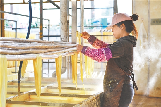 鶴城腐竹因其成色純正、味道鮮美而享譽(yù)海內(nèi)外，是廣東知名的腐竹品牌。