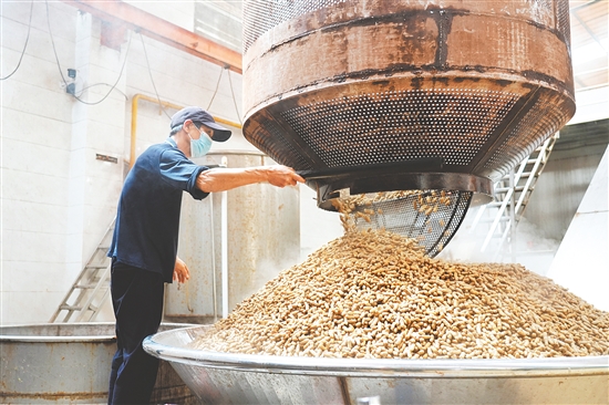 在一代代鶴城人的傳承下，鶴城的花生及其制品不僅在廣東小有名氣，更走出國門、遠(yuǎn)銷海外，成為海外鄉(xiāng)親喜愛的“家鄉(xiāng)味道”。